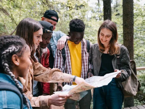 Rüyada Aynayı Çöpe Atmak: Sahte Maskelerden Kurtuluş