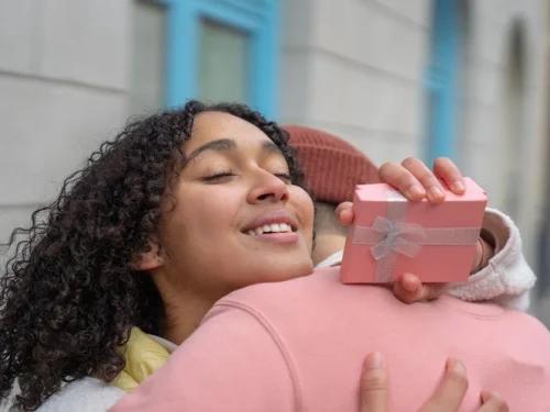 Rüyada Biriyle Sarılmak: Huzur mu, Tehlike mi?