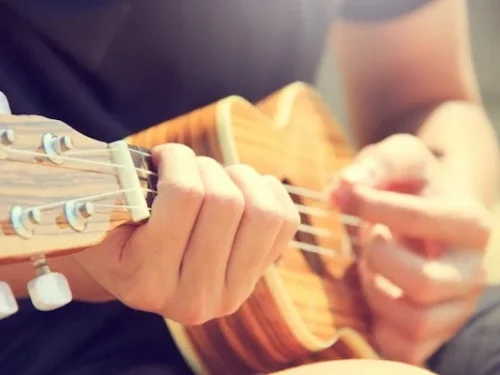 Rüyada Dua Kitabı Dağıtmak: Bilgelik ve Huzurun Simgesi