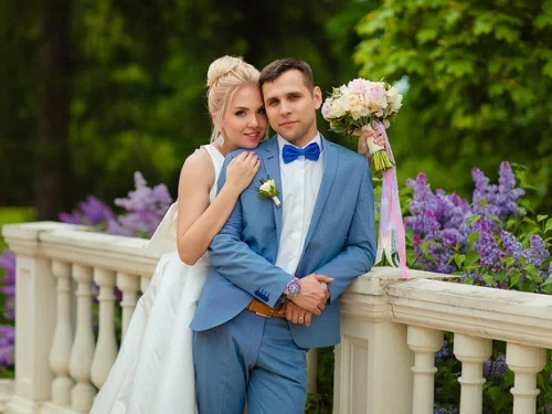 Rüyada Eşi Hacca Göndermek: Manevi Yükselişin Kapısı