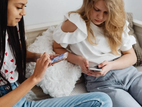 Rüyada Pantolonsuz Sokağa Çıkmak: Savunmasızlığın Derin Şifreleri