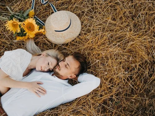 Tanıdık Bir Yüz, Öpülen Bir El: Rüya Şifresi